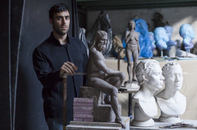 Charlie Mostow, un sculpteur de formation classique au Grand Central Atelier à Queens, New York, le 3 août 2017. (Samira Bouaou / The Epoch Times)