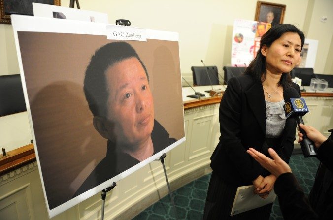 Geng He, l'épouse de Gao Zhisheng, avocat chinois des droits de l’homme persécuté, s’adresse à la presse à la colline du Capitole à Washington, le 18 janvier 2011 (Tim Sloan / AFP / Getty Images)