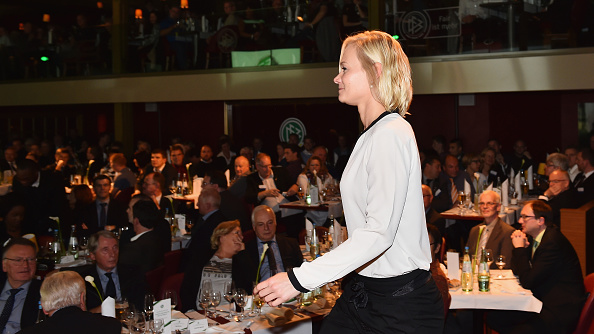 Bibiana Steinhaus, lors de la cérémonie de récompense du Fair ist mehr- Club 100 en novembre 2015 à Hanovre, Allemagne.  (Dennis Grombkowski/Bongarts/Getty Images)