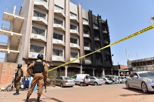  Les troupes du Burkina Faso surveillent l'hôtel Splendid à Ouagadougou le 18 janvier 2016 à la suite d'une attaque djihadiste par des hommes armés liés à Al-Qaïda à la fin du 15 janvier.(ISSOUF SANOGO/AFP/Getty Images)