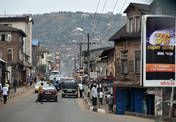 Une rue de Freetown, Sierra Leone, en janvier 2016. (SIA-KAMBOU/AFP/Getty Images)