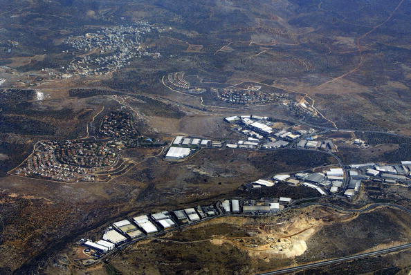Implantations israéliennes de Barkan (g) et de Kiryat Netafim (c) près du village palestinien de khirbet Bani Hassan (en haut à g).  (David Silverman/Getty Images)