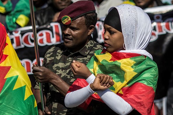 Manifestation des membres de la communauté Oromo, Ogaden et Amhara en Afrique du Sud en août 2016, contre la répression des manifestations anti-gouvernementales dans la région Oromo et Amhara de l'Ethiopie. L'état d'urgence ayant été décrété, le gouvernement a annoncé qu'il allait être levé.(GULSHAN KHAN/AFP/Getty Images)