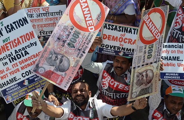 Manifestation à Mumbai le 28 novembre 2016, contre la démonétisation. Les billets de 500 et 1000 roupies ont étés exclus.(INDRANIL MUKHERJEE/AFP/Getty Images)