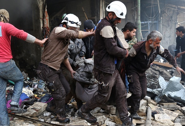 Des volontaires de la Défense Civile syrienne, appelés aussi Casques Blancs, évacuent une victime dans la village de Maaret al-Numan, en décembre 2016.
(MOHAMED AL-BAKOUR/AFP/Getty Images)