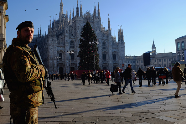 Soldats italiens devant la Piazza Duomo le 31 décembre 2016 à Milan, Italie. (Celotto/Getty Images)