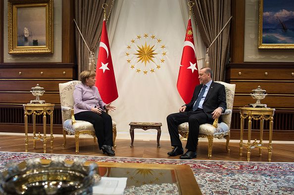 Les deux chefs d'Etat, le président turque Recep Tayyip Erdogan et la Chancelière allemande Angela Merkel s'étaient rencontrés le 2 février 2017 à Ankara, Turkey. (Guido Bergmann/Bundesregierung via Getty Images)