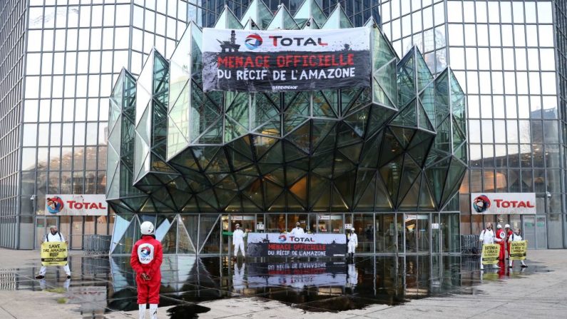 Activistes de Greenpeace dénonçant l'exploration pétrolière au Brésil devant les bureaux du géant français Total (Photo  de JACQUES DEMARTHON/AFP/Getty Images)