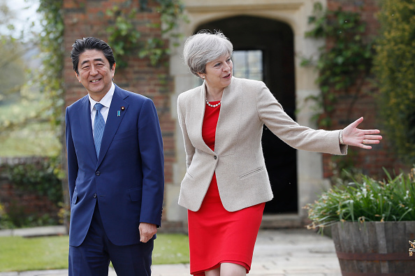 Le Premier ministre japonais Shinzo Abe accompagné par son homologue anglaise Theresa May le 28 avril 2017 près d’Aylesbury, en Angleterre. (Kirsty Wigglesworth - WPA Pool/Getty Images)