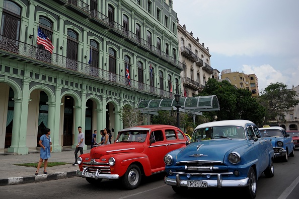 A La Havane, près de l'hôtel Zaratoga, des "belles américaines", ces anciennes voitures US, sont utilisées encore, juin 2017. YAMIL LAGE/AFP/Getty Images)