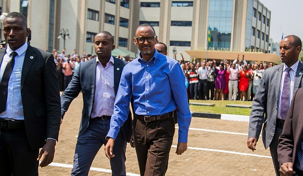 Réélection écrasante de Paul Kagamé, président du rwanda depuis 23 ans. (CYRIL NDEGEYA/AFP/Getty Images)
