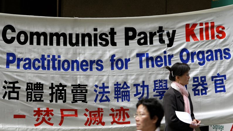 Australie. Une banderole est déployée alertant les passants sur le prélèvement forcé d'organes par le Parti communiste chinois sur les prisonniers de conscience et notamment sur les pratiquants du Falun Gong. (GREG WOOD/AFP/Getty Images)