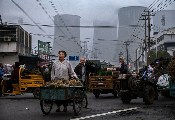 Des vendeurs de légumes sur un marché local près d’une centrale à charbon, le 13 juin 2017, Huainan, province d’Anhui, Chine. (Kevin Frayer/Getty Images)