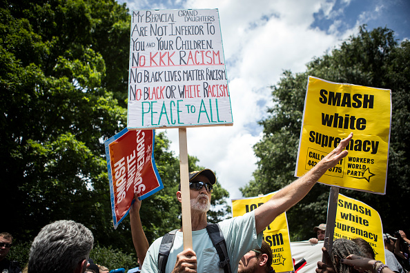 Opposants à une manifestation planifiée du Ku Klux Klan le 8 juillet 2017 à Charlottesville, en Virginie. (Chet Strange/Getty Images)