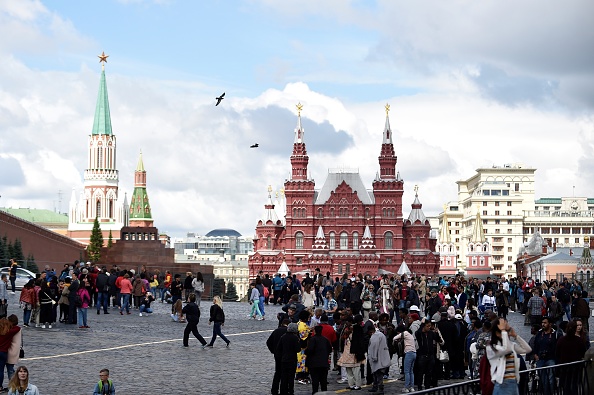 Des touristes sur la place Rouge au centre de Moscou le 10 juillet 2017. (NATALIA KOLESNIKOVA/AFP/Getty Images)