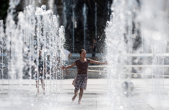 Une jeune fille joue dans une fontaine à Skopje, la capitale de la Macédoine, le 21 juillet 2017, alors que les températures avoisinent les 35 °C. (ROBERT ATANASOVSKI/AFP/Getty Images)