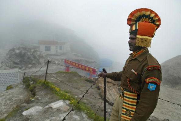 Un soldat indien garde la frontière sino-indienne. (DIPTENDU DUTTA/AFP/Getty Images)