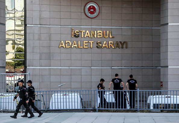 Court de justice à Istanbul. Loup Bureau, un reporter indépendant français détenu en Turquie, est soupçonné par les autorités d'activités "terroristes". (Burak Kara/Getty Images)