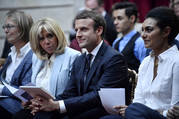 Le président Emmanuel Macron et son épouse Brigitte au Palais de l’Élysée le 25 juillet 2017. (JULIEN DE ROSA/AFP/Getty Images)