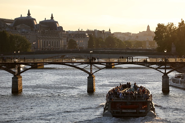 Bateau de croisière passant sous le Pont des Arts le 25 juillet 2017, Paris. ( LUDOVIC MARIN/AFP/Getty Images)