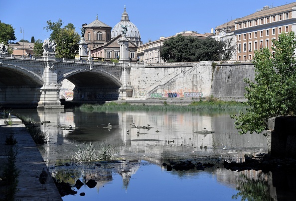 Vue sur le Tibre à Rome le 29 juillet 2017, dont le niveau des eaux est au plus bas, après une longue sécheresse. Des fontaines sont fermées et un rationnement de l’eau est envisagé. (TIZIANA FABI/AFP/Getty Images)