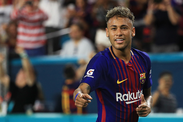 La France attend Neymar, qui doit signer de manière imminente au PSG après le versement direct au Barça des 222 millions d'euros. (Mike Ehrmann/Getty Images)