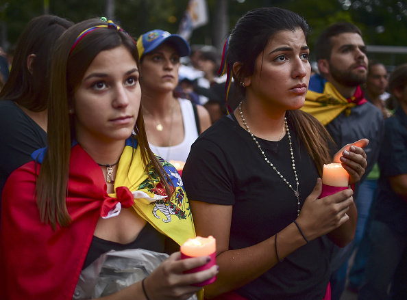 Des Vénézuéliens protestent contre le président Nicolas Maduro, à Caracas, le 31 juillet 2017. La procureure générale du Venezuela Luisa Ortega, devenue le symbole d'une gauche vénézuélienne divisée, a annoncé qu'elle ne reconnaîtra pas la nouvelle assemblée votée en fin de semaine. (RONALDO SCHEMIDT/AFP/Getty Images)