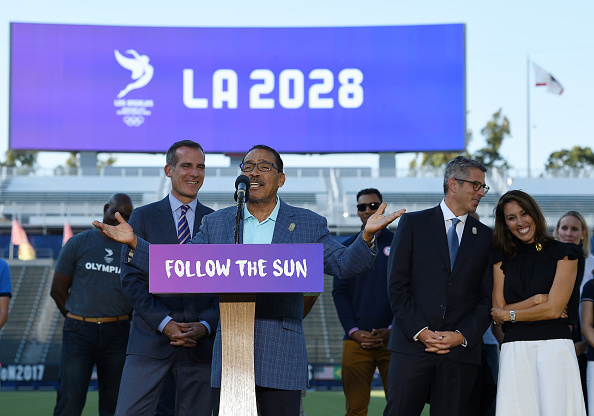Le maire de Los Angeles Eric Garcetti a annoncé hier un accord avec le CIO qui lui permet d'accueillir les Jeux olympiques de 2028, offrant ainsi quasi définitivement la victoire pour 2024 à Paris. (Kevork Djansezian/Getty Images) 