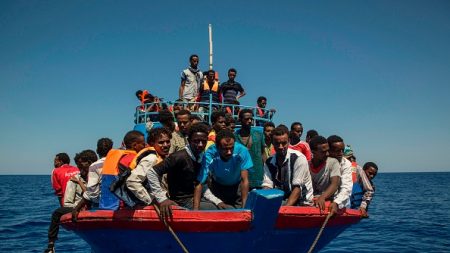 Mobilisation contre le navire de militants anti-migrants en Tunisie