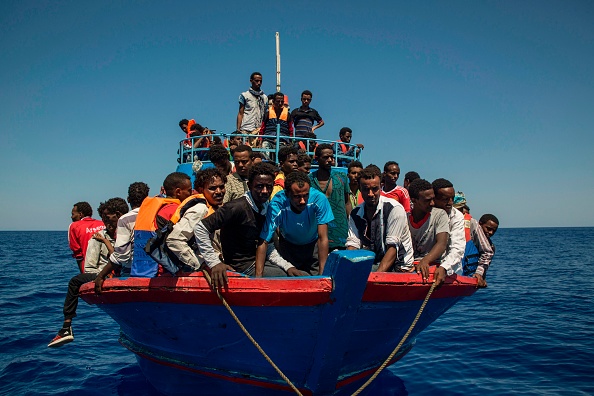 Migrants secourus par l' Aquarius, navire des ONG  "SOS Mediterranee" et "Medecins Sans Frontieres" en mer Méditerranée au large des côtes lybiennes le 2 août 2017. ( ANGELOS TZORTZINIS/AFP/Getty Images)