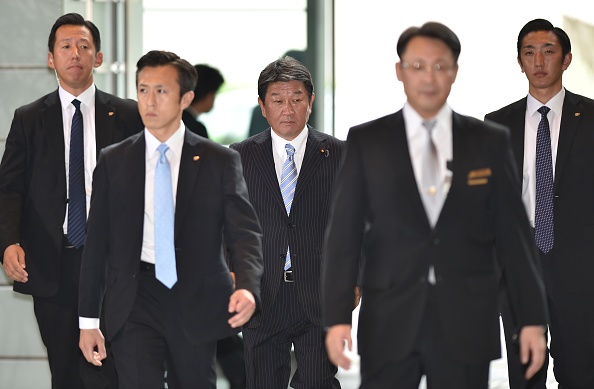 Le nouveau ministre de l’Économie Toshimitsu Motegi (C) arrive à la résidence officielle du Premier ministre Shinzo Abe le 3 août 2017 à Tokyo. (KAZUHIRO NOGI/AFP/Getty Images)