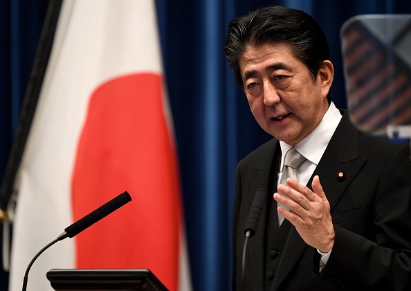 Le Premier ministre japonais Shinzo Abe quitte une conférence de presse à sa résidence officielle à Tokyo le 3 août 2017. (TOSHIFUMI KITAMURA/AFP/Getty Images)