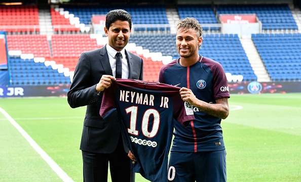 La star brésilienne Neymar pose avec son maillot à côté du président du Qatar de Paris Saint Germain (PSG) Nasser Al-Khelaifi lors de sa présentation officielle au stade Parc des Princes. (PHILIPPE LOPEZ/AFP/Getty Images)