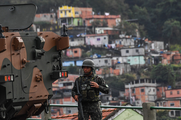 Un soldat de l'armée brésilienne dans la favela de Morro do Macaco à Rio de Janeiro, lors d'une campagne de répression préventive contre les gangs du crime, le 5 août 2017. Des milliers de troupes de l'armée brésilienne ont pris position dans les favelas de Rio de Janeiro pour endiguer la flambée de violence. (APU GOMES/AFP/Getty Images)
