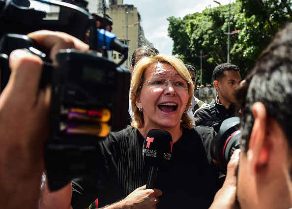 La procureure générale Luisa Ortega, limogée par Maduro, a promis de continuer "à lutter pour la liberté et la démocratie au Venezuela". "Non seulement ils arrêtent les gens arbitrairement, mais ils les font juger par la justice militaire, et maintenant ils ne laissent pas entrer la procureure générale dans son bureau". (RONALDO SCHEMIDT/AFP/Getty Images)