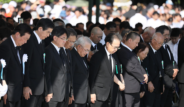 Minute de silence lors de la commémoration du 72e anniversaire de la première attaque atomique au parc du Mémorial de la Paix à Hiroshima ce dimanche 6 août 2017. STR/AFP/Getty Images)