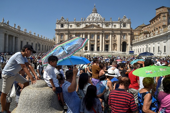 Place Saint-Pierre, le 6 août 2017, les touristes attendent la prière de l'Angélus du dimanche donnée par la Pape François. (ANDREAS SOLARO/AFP/Getty Images)