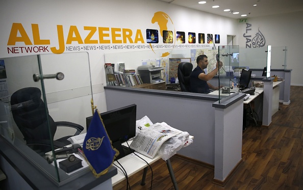 Un employé de la chaîne de télévision Al-Jazeera basée au Qatar, est vu au bureau de la chaîne de Jérusalem le 31 juillet 2017. Israël a déclaré le 6 août 2017 qu'il prévoyait de fermer les bureaux d'Al-Jazeera après que le Premier ministre Benjamin Netanyahu a accusé le radiodiffuseur arabe d'informations d'incitation à la violence. (AHMAD GHARABLI/AFP/Getty Images)