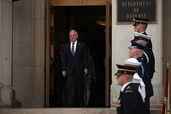 ALe ministre de la Défense Le ministre de la Défense James Mattis devant le Pentagone. (Alex Wong/Getty Images)