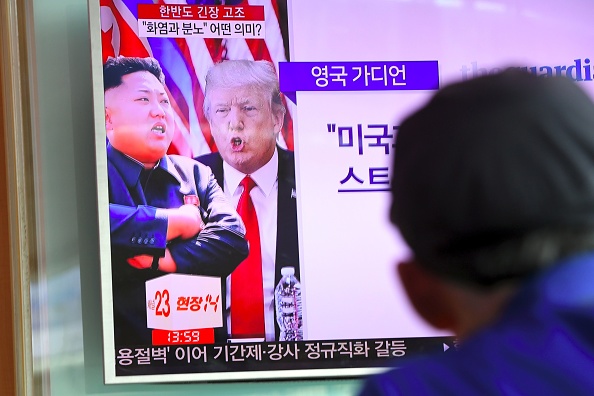 Ecran de télévision montrant le président Donald Trump et le leader nord-coréen Kim Jong-Un, dans une station de métro à Séoul, Corée du Sud, août 2017. Face à l'escalade verbale entre les deux hommes, la communauté internationale appelle au retour au calme.
(JUNG YEON-JE/AFP/Getty Images)