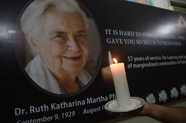 Ruth Pfau, une religieuse allemande qui a consacré sa vie à combattre la lèpre au Pakistan, a eu droit samedi à Karachi (sud) à des funérailles nationales.  Décédée à l'âge de 87 ans, Ruth Pfau, était surnommée la Mère Thérésa du Pakistan.  (ASIF HASSAN/AFP/Getty Images)