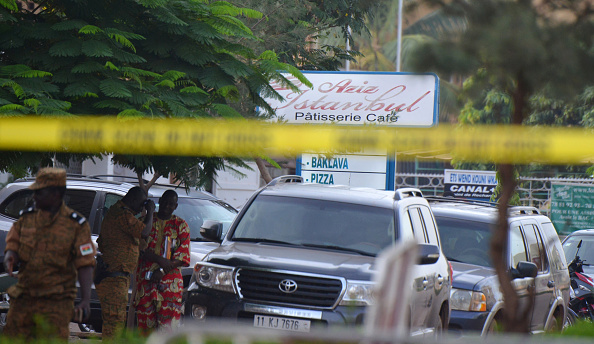 Un périmètre de sécurité  est maintenu autour du café-restaurant Aziz Istanbul, le 14 août 2017 à  Ouagadougou au Burkina Faso, après une attaque armée qui a fait 18 morts. (AHMED OUOBA/AFP/Getty Images)