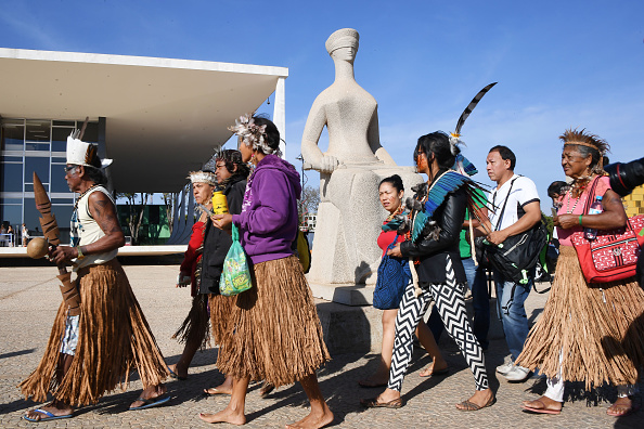 Les autochtones brésiliens de plusieurs tribus arrivent à la Cour suprême de Brasilia pour assister à la session qui analysera la constitutionnalité des changements dans la loi de démarcation des territoires indigènes, le 16 août 2017. (EVARISTO SA/AFP/Getty Images)