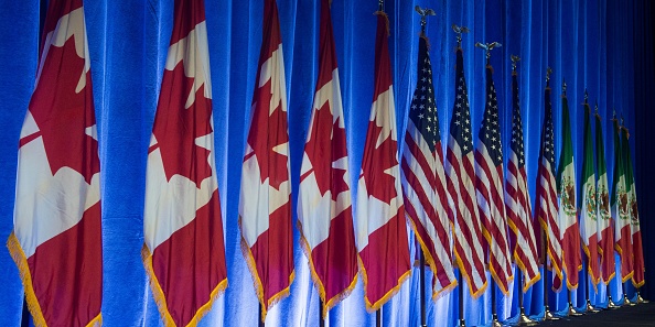 Les drapeaux du Canada, des Etats-Unis et du Mexique sont déployés avant le début des négociations pour la modernisation de l'ALENA, le 16 août 2017 à Washington, DC. ( PAUL J. RICHARDS/AFP/Getty Images)