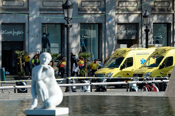 Après l'attaque "terroriste" à Las Ramblas, à Barcelone, une victime est médicalisée d'urgence par les secours, le 17 août 2017. (JOSEP LAGO/AFP/Getty Images)