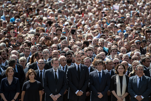 Le roi d'Espagne Felipe VI et le Premier ministre Mariano Rajoy se sont joints aux dignitaires et à la population de Barcelone sur la Place  de Catalunya pour observer one minute de silence en hommage aux victimes de l'attaque terroriste de jeudi 17 août, le 18 août 2017 à Barcelone, Espagne.  (Carl Court/Getty Images)