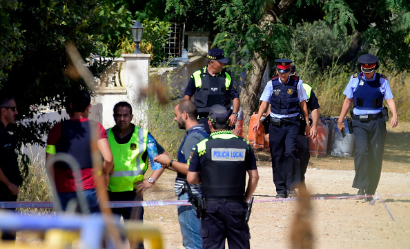 La police a investi le quartier d'Alcanar où s'est produit une explosion mercredi soir. Plusieurs dizaines de bonbonnes de gaz ont été retrouvées. (JOSE JORDAN/AFP/Getty Images)