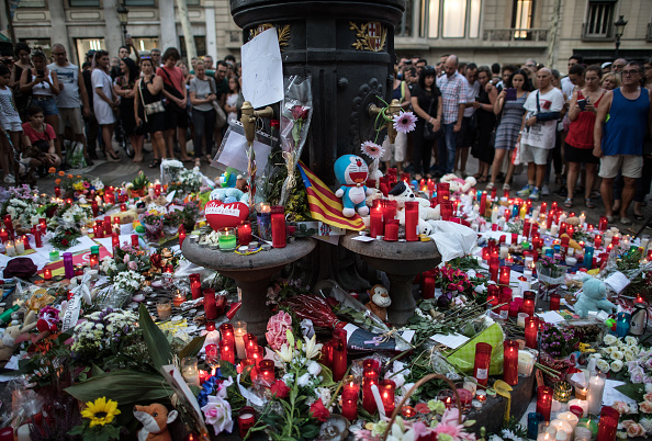 La foule se recueille près de l’endroit où l’attaque terroriste a eu lieu le 18 août 2017 sur Las Ramblas, à Barcelone, Espagne. (Carl Court/Getty Images)