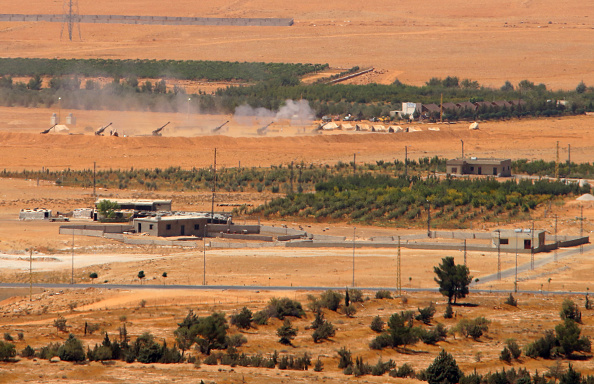 19 août 2017, Tirs d'artillerie provenant de la base de l'armée libanaise lors d'une offensive contre le groupe terroriste EI.      (STRINGER/AFP/Getty Images)