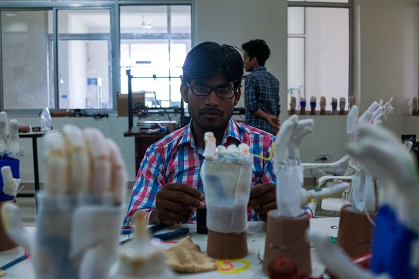 Un technicien de l’organisation à but non lucratif Bhagwan Mahaveer Viklang Sahayata Samit travaille sur des prothèses de main le 13 juin 2017, Jaipur, capitale de l’État du Rajasthan, au nord de l'Inde. (CHANDAN KHANNA/AFP/Getty Images)